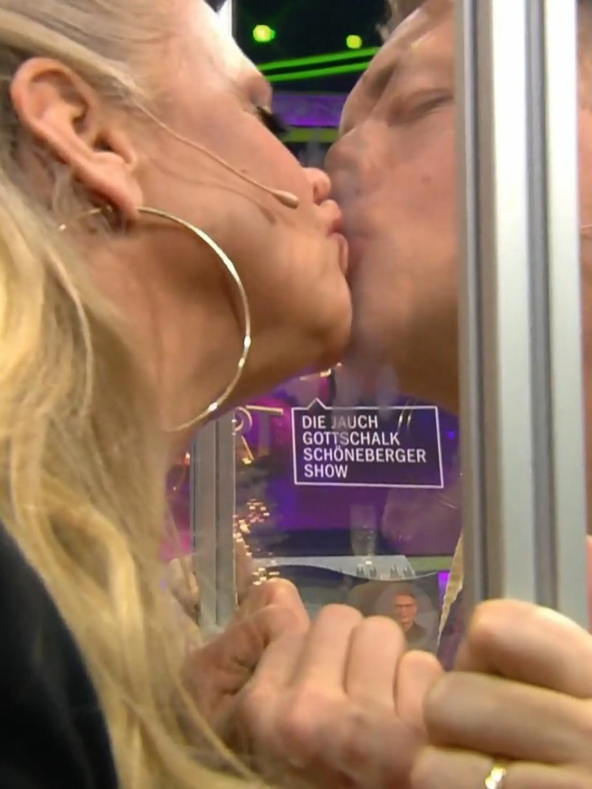 Barbara Schöneberger und Oliver Pocher knutschen bei "Denn sie wissen nicht, was passiert" – und zwar durch die Scheibe.