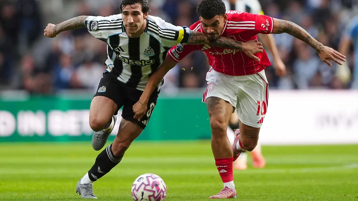 Sandro Tonali (links) setzte sich mit Newcastle gegen Nottingham durch.