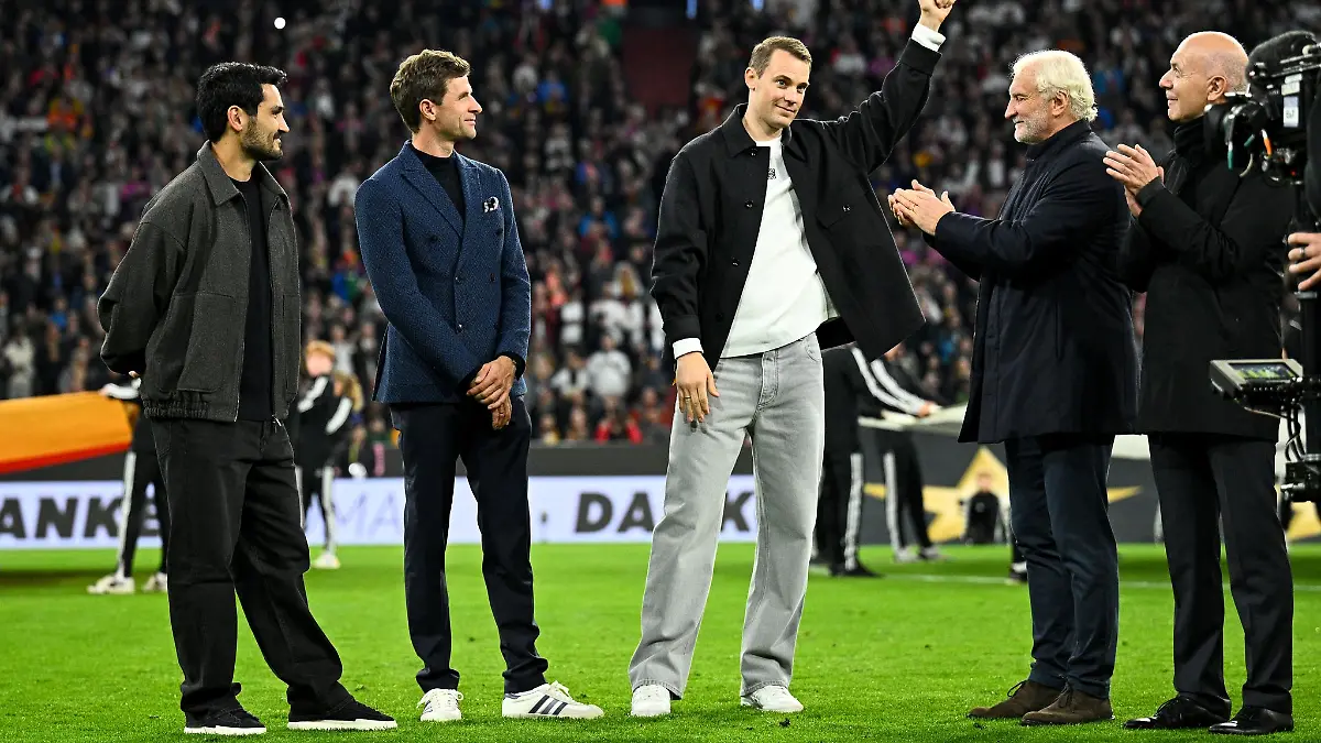 Rudi Völler (2. von rechts) kann die Diskussion um eine Rückkehr von Manuel Neuer (Mitte) verstehen.