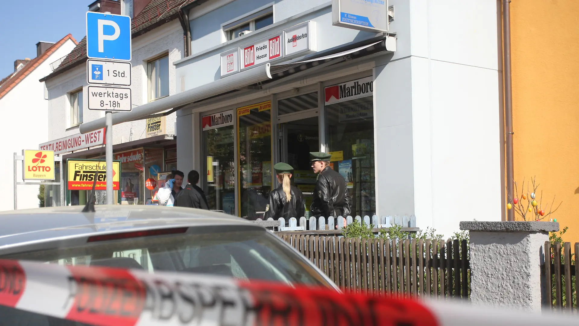 Mord in Lottogeschaeft in Nuernberg
Inhaberin Frieda Hoose ermordet
23.04.2011 nbg
Foto: News5 / Fuchs
+++ Nutzungs-Hinweis +++
Foto ist honorarpflichtig zzgl. gesetzl. MwSt. 7% . Belegexemplar erbeten. Adresse: Medienhaus Nuernberg - News 5 - Welserstrasse 88, 90489 Nuernberg, Tel.0911/242544-0, HRB 25611 Amtsgericht Nuernberg -
Geschaeftsfuehrer Benjamin Fuchs, Bankverbindung: Sparkasse Nuernberg, Konto Nr.10392512 / BLZ 76050101 . Veroeffentlichung gem. AGB unter www.news5.de . Fotos sind ausschliesslich fuer redaktionelle Zwecke zu verwenden.
