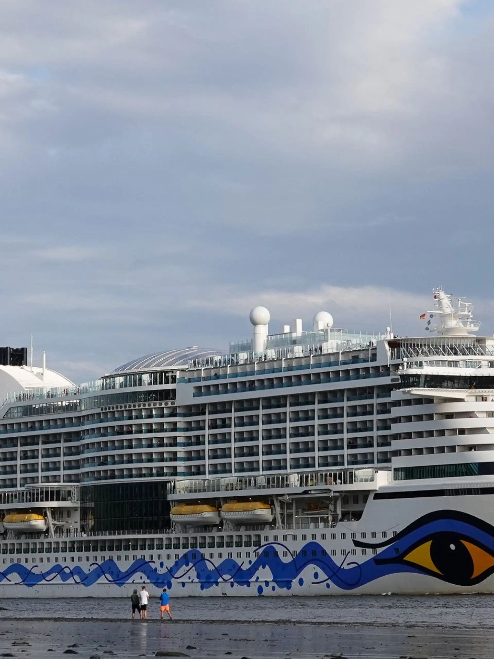 Bild zu: "Gesuchter Serienstraftäter bucht Luxus-Kreuzfahrt, dann klicken die Handschellen"