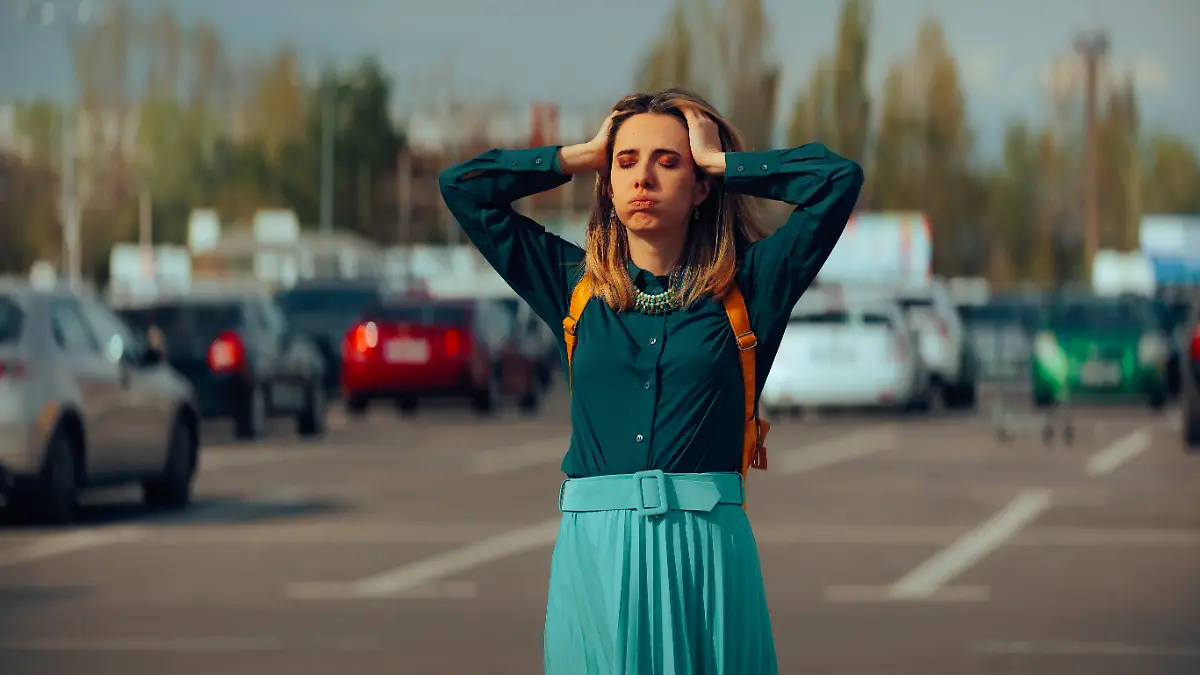 Frau sucht auf einem Parkplatz nach ihrem Auto.