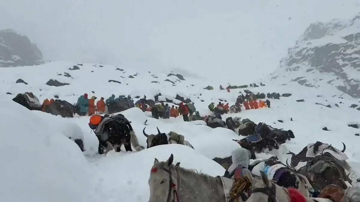 Vom Schneesturm überrascht Dramatische Rettung auf dem Mount Everest