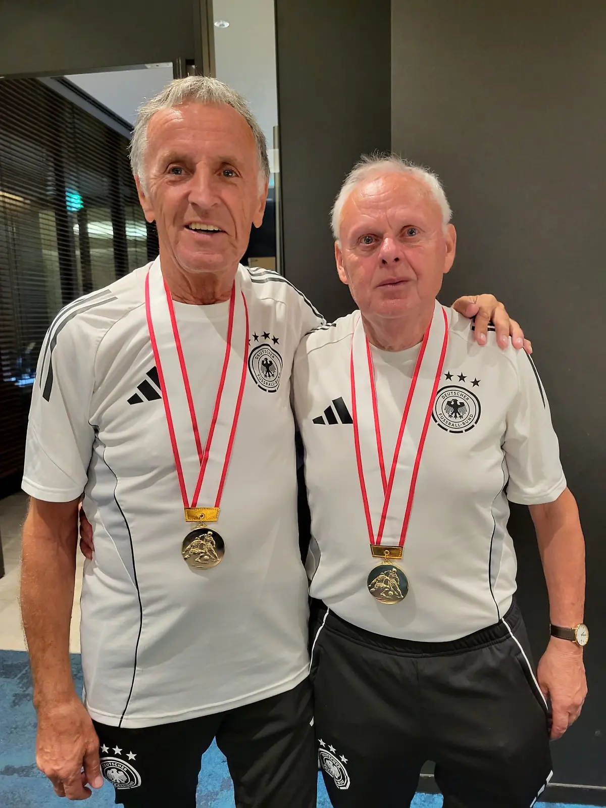 Bild zu: "Weltmeister mit mehr als 75 Jahren! Deutsche Fußballer holen Titel"