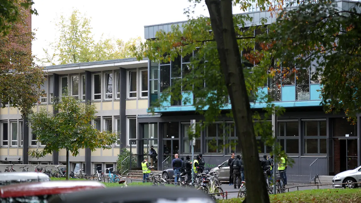 Beamte eines Spezialeinsatzkommandos (SEK) der Polizei stehen am 20.10.2014 vor einer Schule in Köln (Nordrhein-Westfalen). Nach Angaben eines Polizeisprechers am Einsatzort hatten Schüler berichtet, ein Mann habe einen Gegenstand in der Hand gehabt, der wie eine Waffe aussehe. Ein Spezialeinsatzkommando durchsuchte die Schule. Foto: Marius Becker/dpa +++(c) dpa - Bildfunk+++