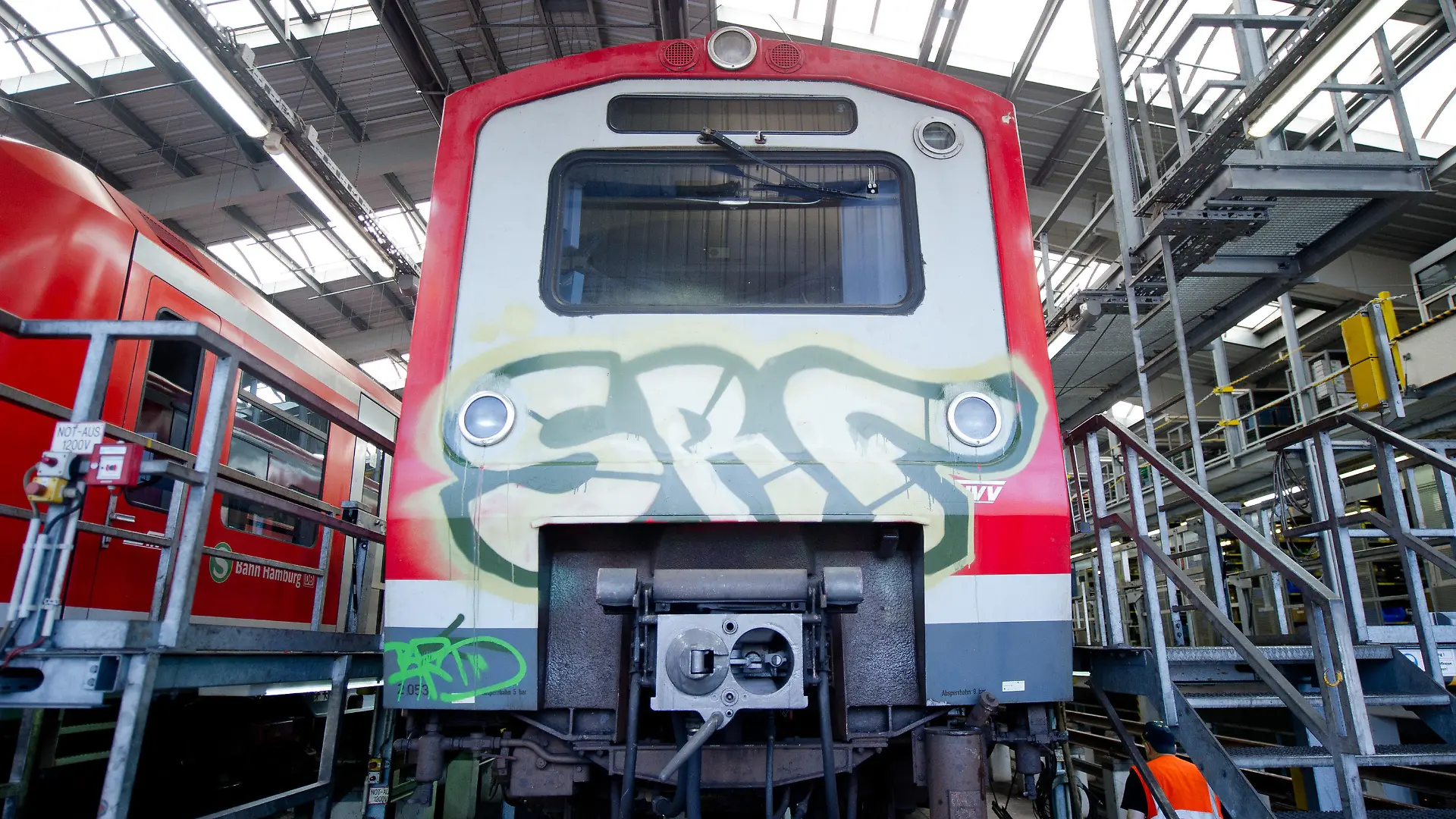 Ein mit Graffiti bemalter Triebwagen einer S-Bahn steht am 14.10.2014 in Hamburg im Werk in Ohlsdorf. Die Bundespolizei hat nach Farbanschlägen auf Hamburger S-Bahnen Ermittlungen eingeleitet. Foto: Daniel Bockwoldt/dpa (zu dpa "Polizei ermittelt wegen Farbanschlägen auf Hamburger S-Bahnen" vom 14.10.2014) +++(c) dpa - Bildfunk+++