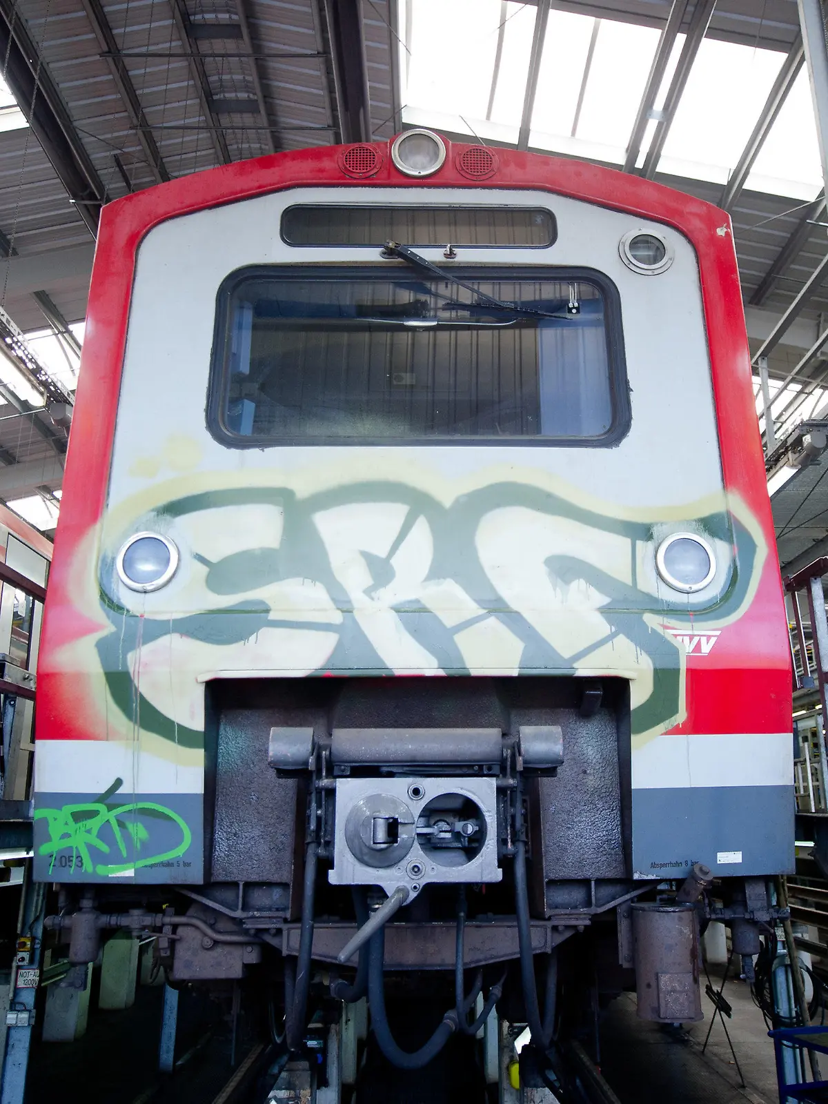 Ein mit Graffiti bemalter Triebwagen einer S-Bahn steht am 14.10.2014 in Hamburg im Werk in Ohlsdorf. Die Bundespolizei hat nach Farbanschlägen auf Hamburger S-Bahnen Ermittlungen eingeleitet. Foto: Daniel Bockwoldt/dpa (zu dpa "Polizei ermittelt wegen Farbanschlägen auf Hamburger S-Bahnen" vom 14.10.2014) +++(c) dpa - Bildfunk+++