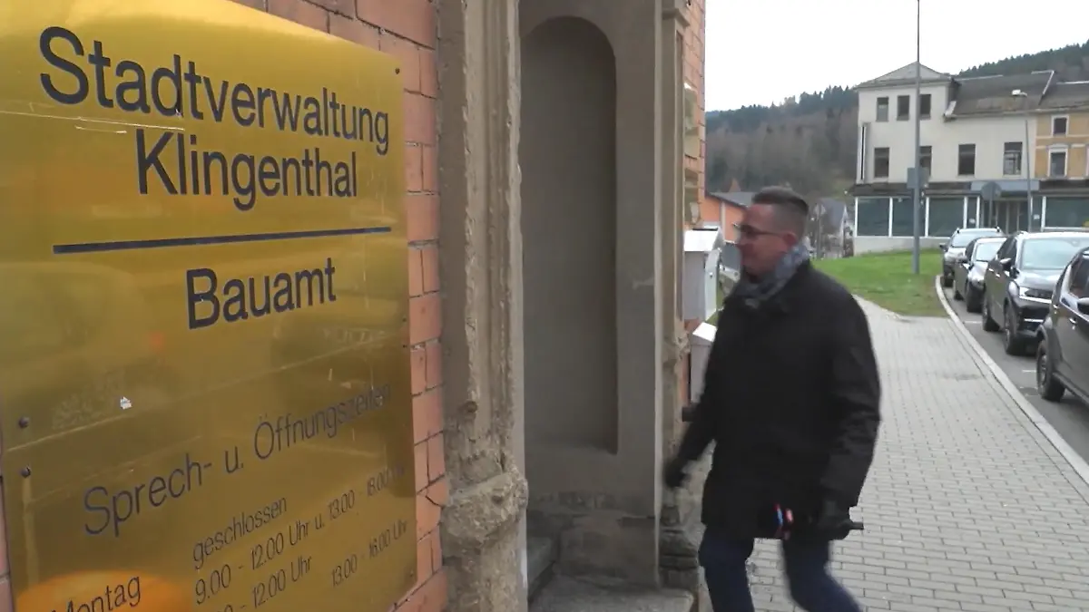 RTL-Reporter Frank Vacik versuchte, das zuständige Amt zu konfrontieren. Für eine Stellungnahme war niemand zu erreichen.