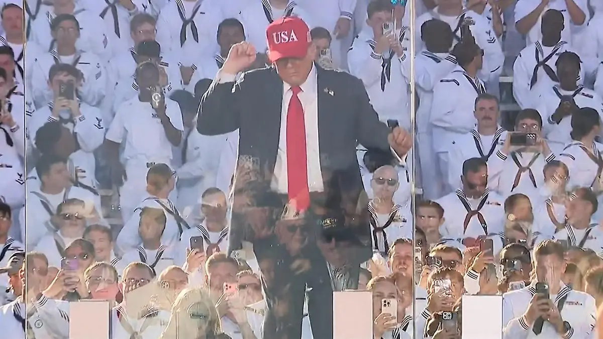 Militär-Einsatz im Inland? Trump hält bizarre Rede: „Wir schicken alles, was nötig ist" Bei 250-Jahr-Feier der US-Marine