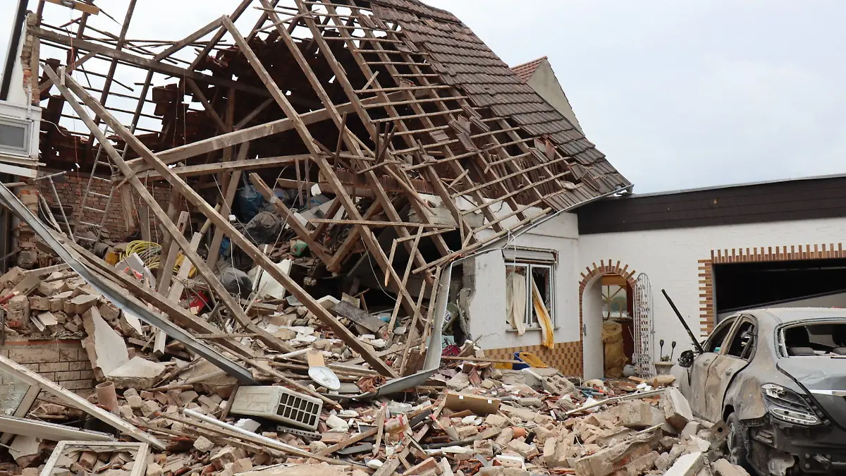 06.10.2025, Baden-Württemberg, Ubstadt-Weiher: Nach einer Explosion ist ein Gebäude eingestürzt. Ein 78-Jähriger wurde nach Angaben der Feuerwehr schwerst verletzt aus den Trümmern geborgen. Zudem sei eine Frau leicht verletzt worden. Die Ursache für die Explosion war zunächst unklar.