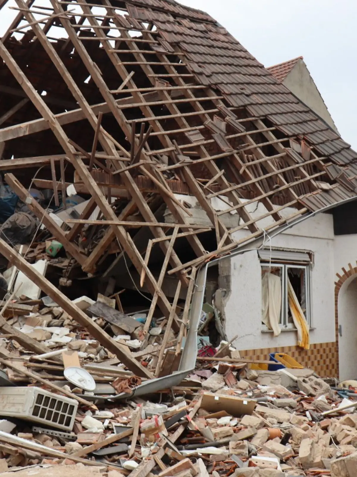 06.10.2025, Baden-Württemberg, Ubstadt-Weiher: Nach einer Explosion ist ein Gebäude eingestürzt. Ein 78-Jähriger wurde nach Angaben der Feuerwehr schwerst verletzt aus den Trümmern geborgen. Zudem sei eine Frau leicht verletzt worden. Die Ursache für die Explosion war zunächst unklar.