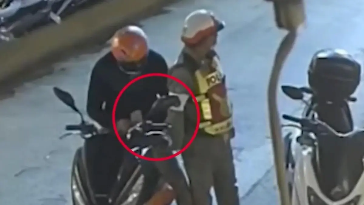 Thailand-Touri will Polizist bestechen - Überwachungskamera filmt alles! Korruption auf zwei Rädern?