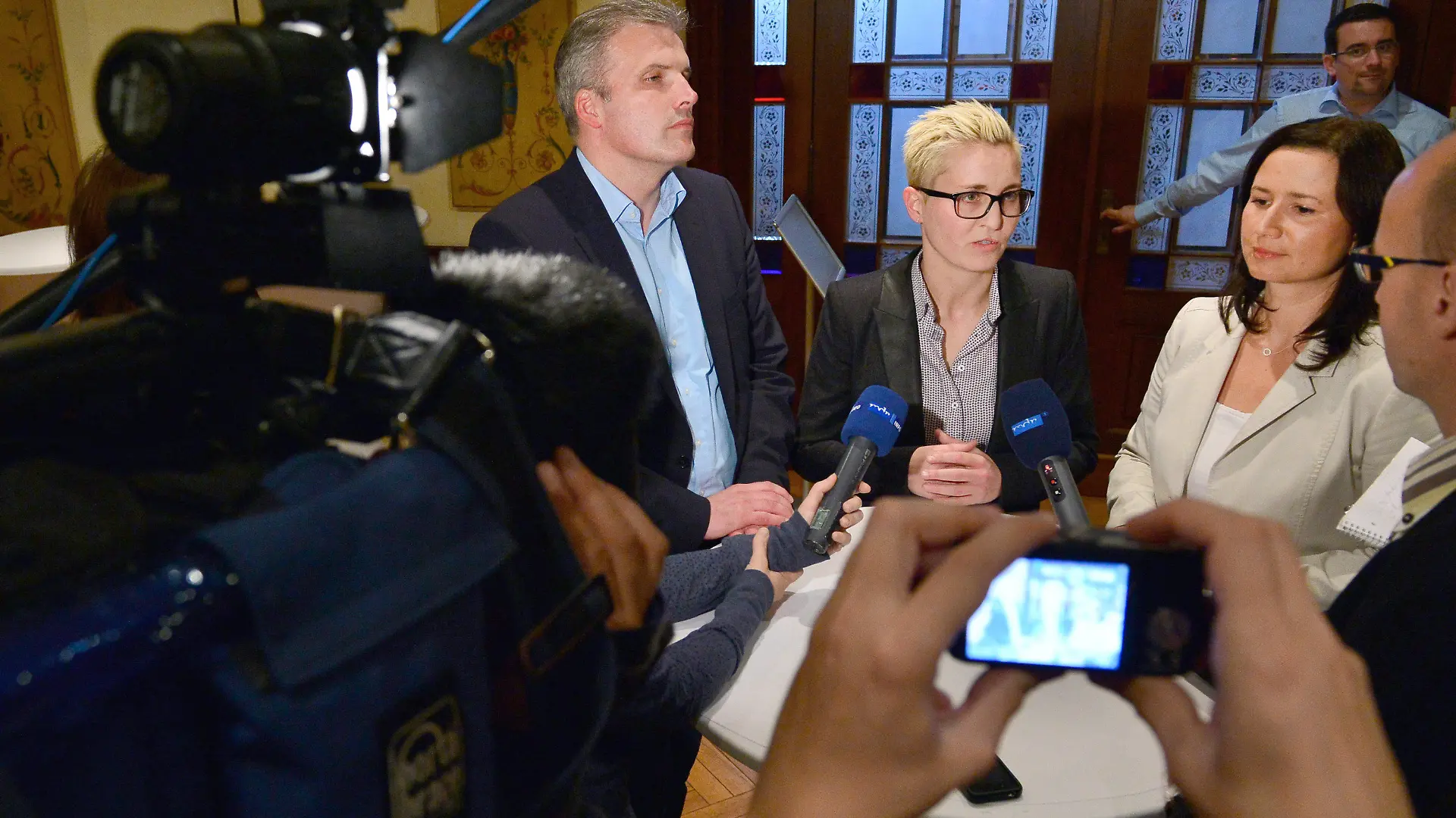 ARCHIV - Anja Siegesmund (r-l, Grüne), Susanne Hennig-Wellsow (Linke) und Andreas Bausewein (SPD) stehen am 08.10.2014 in Erfurt (Thüringen) nach dem rot-rot-grünen Sondierungsgespräch nebeneinander und geben ein Statement zum Verlauf. Fünf Wochen nach der Landtagswahl will die SPD-Spitze am 20.10.2014 nach aufwendigen Sondierungsgesprächen eine Empfehlung entweder zur Fortsetzung der seit 2009 bestehenden schwarz-roten Regierung oder für ein rot-rot-grünes Bündnis mit einem Ministerpräsidenten der Linken abgeben. Foto: Martin Schutt/dpa +++(c) dpa - Bildfunk+++