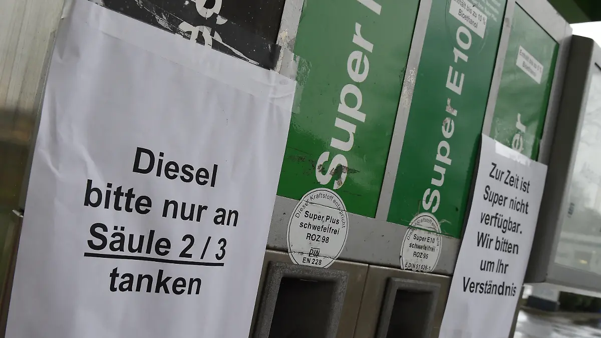 Geschlossen und mit Hinweiszetteln versehen sind einige Zapfsäulen einer Tankstelle am 20.10.2014 in Burgdorf in der Region Hannover (Niedersachsen). Bei der Betankung der Speicheranlagen wurden die Diesel- und Benzintanks verwechselt. Diesel wurde in den Benzinspeicher gefüllt und umgekehrt Benzin in die Dieselanlage. Rund 150 Fahrzeuge wurden danach falsch betankt und erlitten Motorschäden. Der Sachschaden soll bei rund 100 000 Euro liegen. Foto: Holger Hollemann/dpa +++(c) dpa - Bildfunk+++