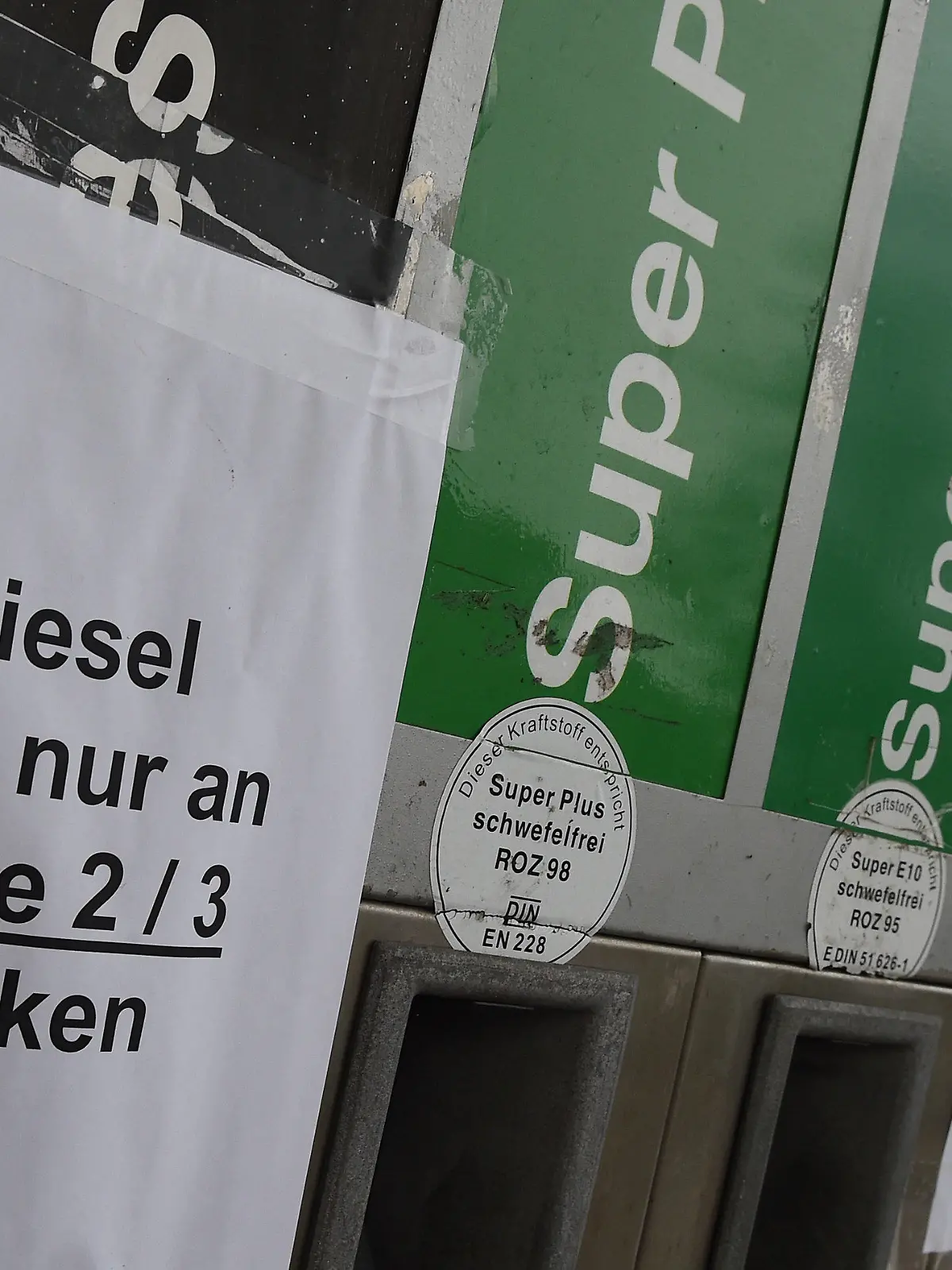 Geschlossen und mit Hinweiszetteln versehen sind einige Zapfsäulen einer Tankstelle am 20.10.2014 in Burgdorf in der Region Hannover (Niedersachsen). Bei der Betankung der Speicheranlagen wurden die Diesel- und Benzintanks verwechselt. Diesel wurde in den Benzinspeicher gefüllt und umgekehrt Benzin in die Dieselanlage. Rund 150 Fahrzeuge wurden danach falsch betankt und erlitten Motorschäden. Der Sachschaden soll bei rund 100 000 Euro liegen. Foto: Holger Hollemann/dpa +++(c) dpa - Bildfunk+++