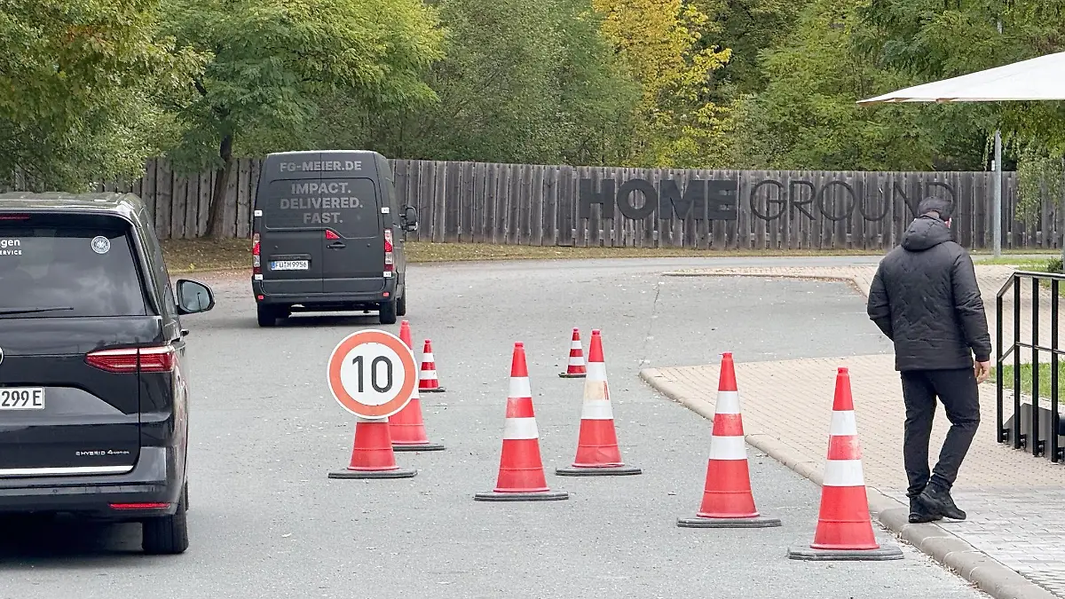 Treffpunkt Franken: Der erkrankte Nick Woltemade saß in keinem der Kleinbusse, die in Herzogenaurach vorfuhren.