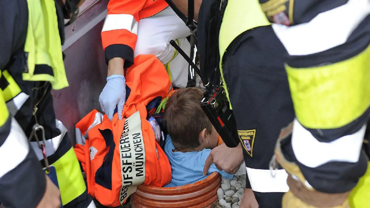 HANDOUT - Feuerwehrleute befreien am 18.10.2014 in München einen Fünfjährigen, der beim Spielen in einem Rohr stecken geblieben war. Er überstand sein Abenteuer ohne Verletzungen, wie die Branddirektion am 19.10.2014 mitteilte. Foto: Branddirektion München/dpa (zu dpa «Feuerwehr befreit Kind aus Rohr» vom 19.10.2014 - ACHTUNG: Verwendung nur für redaktionelle Zwecke im Zusammenhang mit der Berichterstattung über die Rettungsaktion und nur bei Urheber-Nennung Foto: Branddirektion München) +++(c) dpa - Bildfunk+++