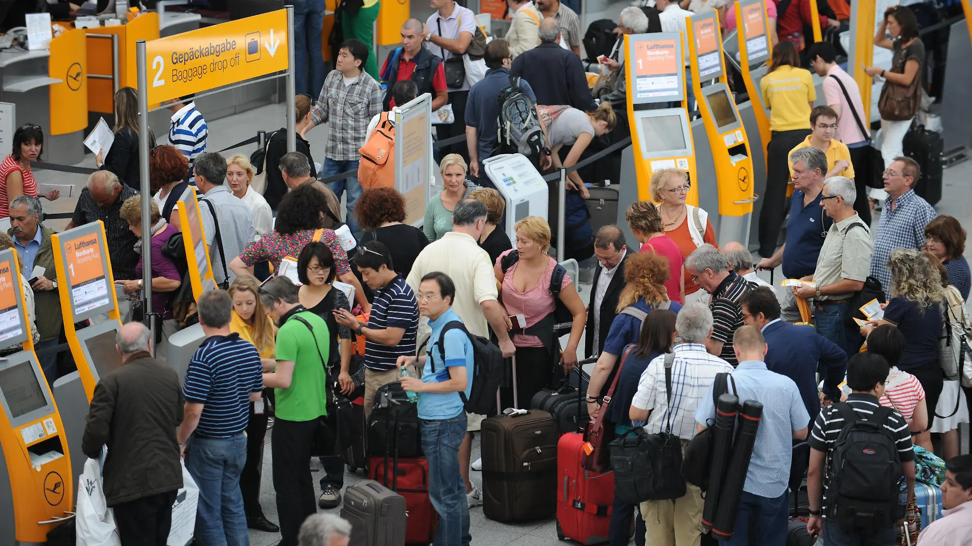 Reisende stehen am Mittwoch (29.08.2012) in einer Schlange vor den Check-In-Schaltern der Lufthansa am Flughafen in München (Oberbayern). Der Lufthansa steht ein Streik ihres Kabinenpersonals ins Haus. Foto: Andreas Gebert dpa/lby +++(c) dpa - Bildfunk+++