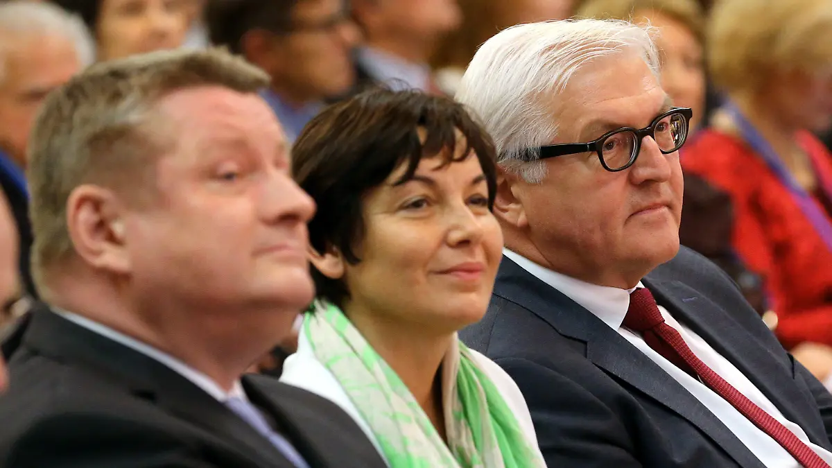 Bundesgesundheitsminister Hermann Gröhe (CDU, l-r), die französische Staatsministerin für Entwicklung, Annick Girardin und Bundesaußenminister Frank-Walter Steinmeier (SPD) nehmen am 19.10.2014 im Auswärtigen Amt in Berlin an der Eröffnung des World Health Summit teil. Vertreter aus Wissenschaft,Wirtschaft, Politik und Zivilgesellschaft diskutieren über die globale Gesundheitsversorgung. Kernthemen sind Ebola und mögliche Strategien gegen die Epidemie. Foto: Wolfgang Kumm/dpa +++(c) dpa - Bildfunk+++