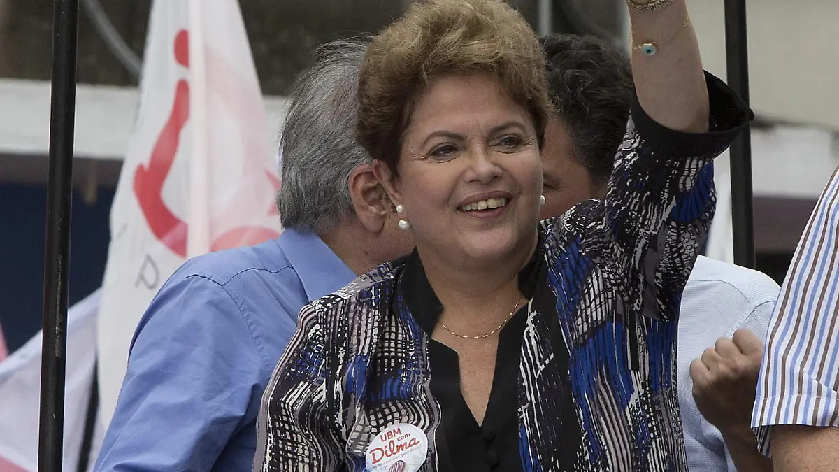 epa04451491 Brazilian President and candidate for re-election Dilma Rousseff (C) waves to supporters during an electoral campaign event in city of Curitiba, Brazil, 17 October 2014. Dilma runs against opposing candidate, Aecio Neves on 26 October 2014 in the second round of the election. EPA/HEDESON ALVES +++(c) dpa - Bildfunk+++