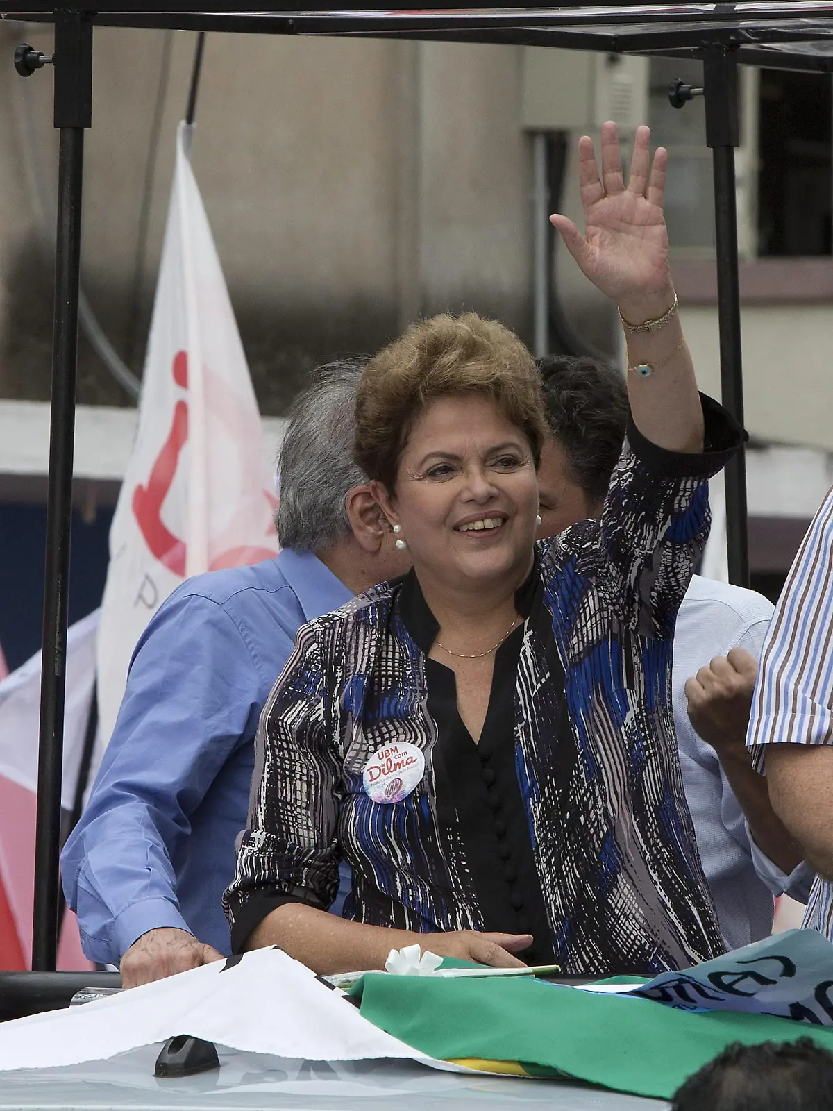 epa04451491 Brazilian President and candidate for re-election Dilma Rousseff (C) waves to supporters during an electoral campaign event in city of Curitiba, Brazil, 17 October 2014. Dilma runs against opposing candidate, Aecio Neves on 26 October 2014 in the second round of the election. EPA/HEDESON ALVES +++(c) dpa - Bildfunk+++