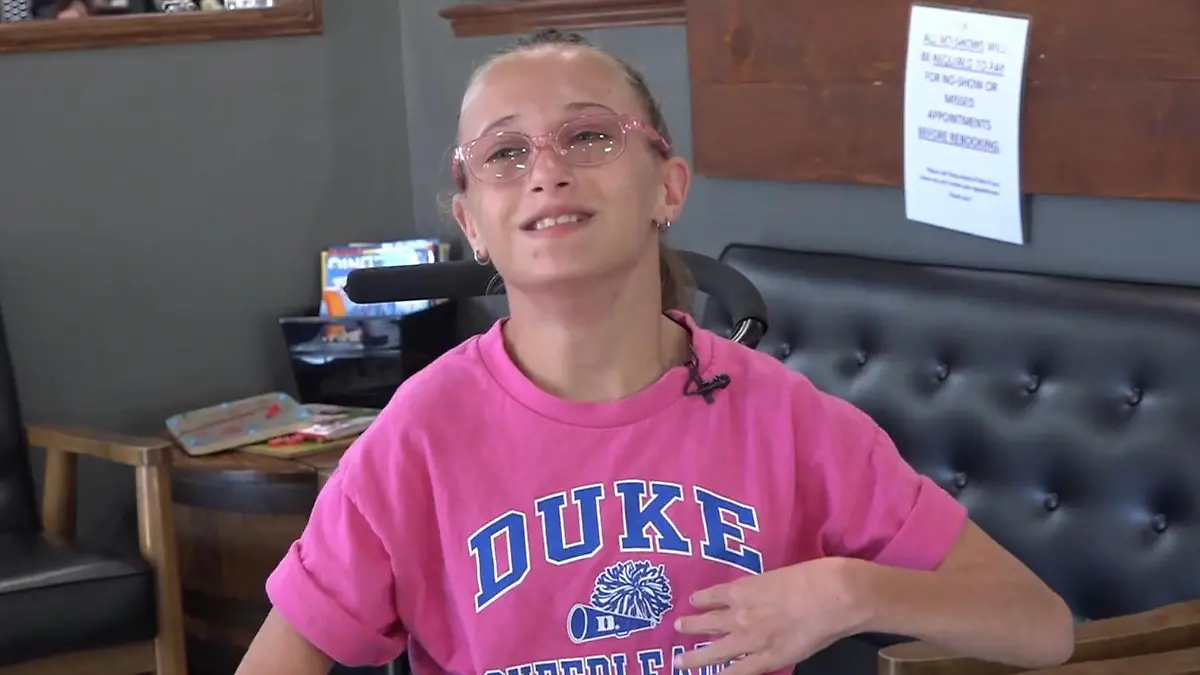 Missouri-USA-Ella-12-verkauft-Limonade-um-endlich-ohne-Rollstuhl-zu-leben-