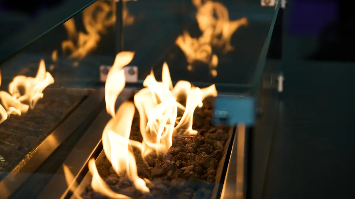 Nahaufnahme von Flammen in einem Tischkamin.