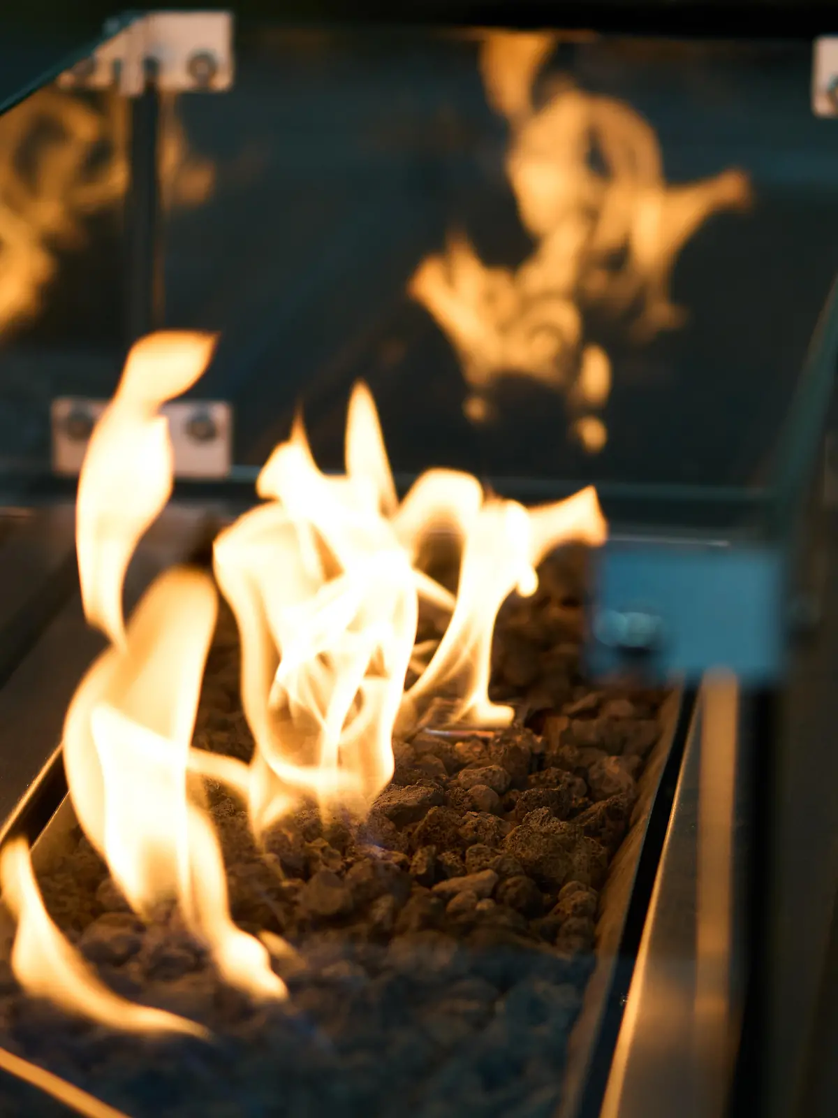 Nahaufnahme von Flammen in einem Tischkamin.