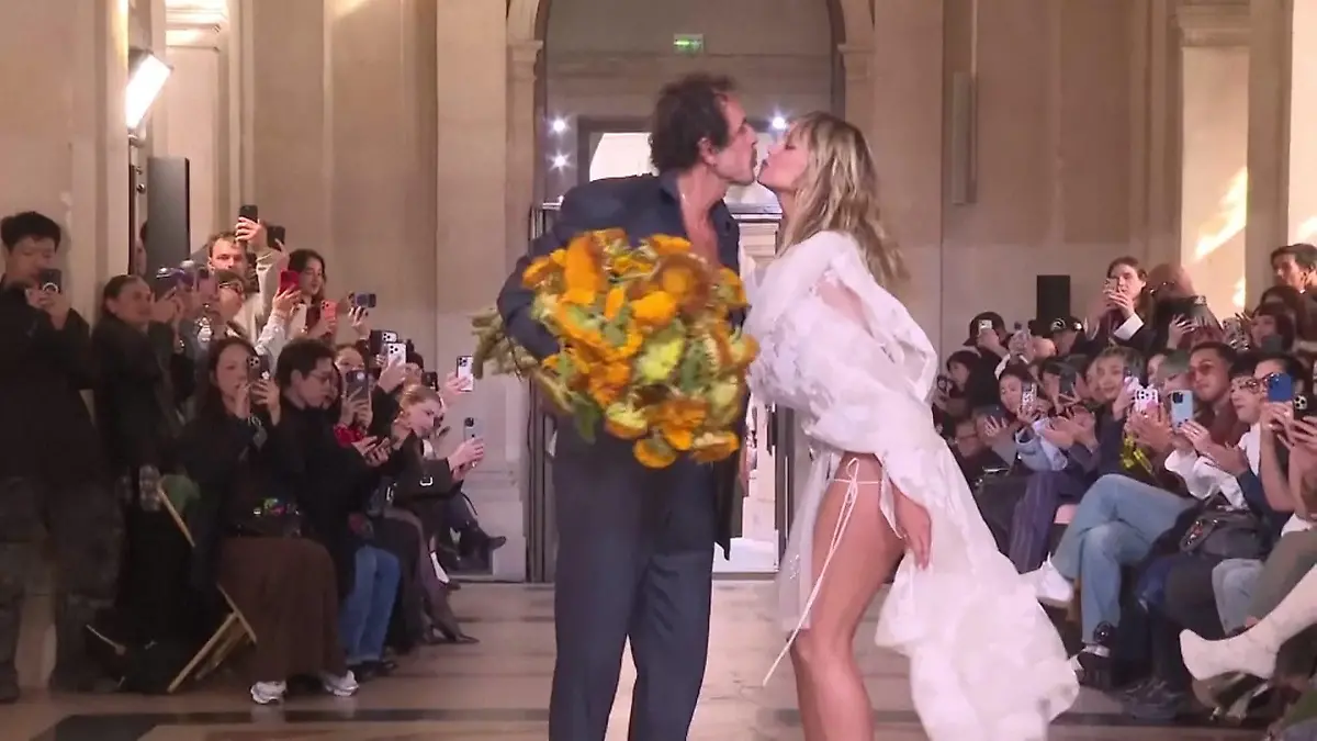 Pariser-Fashion-Week-Heidi-Klum-knutscht-im-Hochzeitskleid-es-ist-nicht-Tom-Kaulitz-