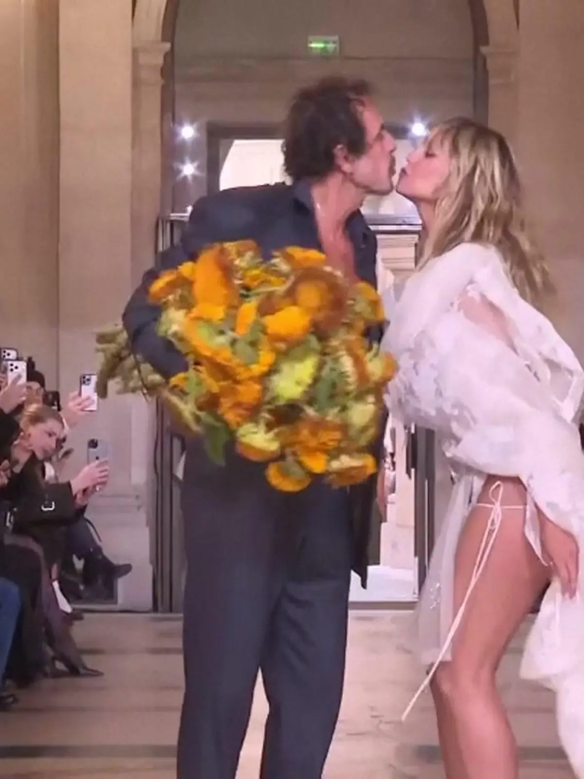 Bild zu: "Heidi Klum knutscht im Hochzeitskleid – und es ist nicht Tom!"