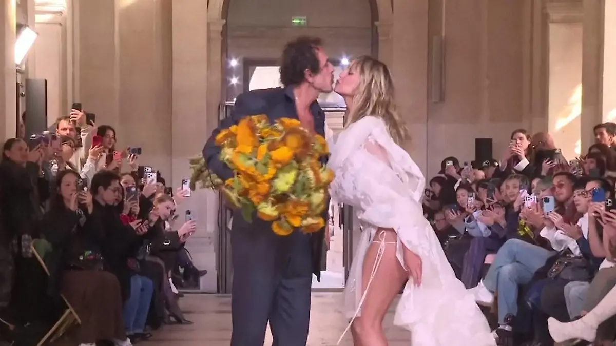 Heidi Klum knutscht im Hochzeitskleid – und es ist nicht Tom! In der Stadt der Liebe