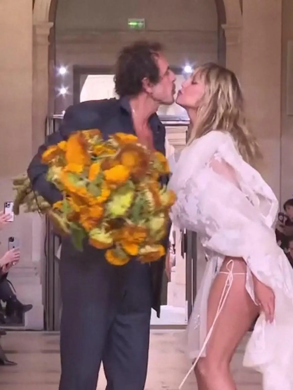 Bild zu: "Heidi Klum knutscht im Hochzeitskleid – und es ist nicht Tom!"