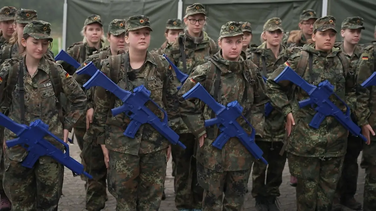 Bundeskanzler Merz hält Wiedereinführung der Wehrpflicht für wahrscheinlich Freiwillig oder Pflicht?