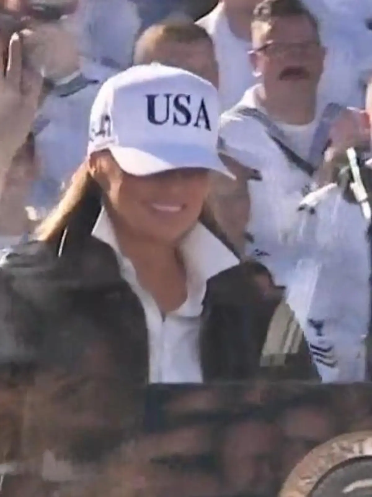 Bild zu: "Emotionen? Fehlanzeige! So kühl zeigt sich Melania Trump bei der US-Navy"
