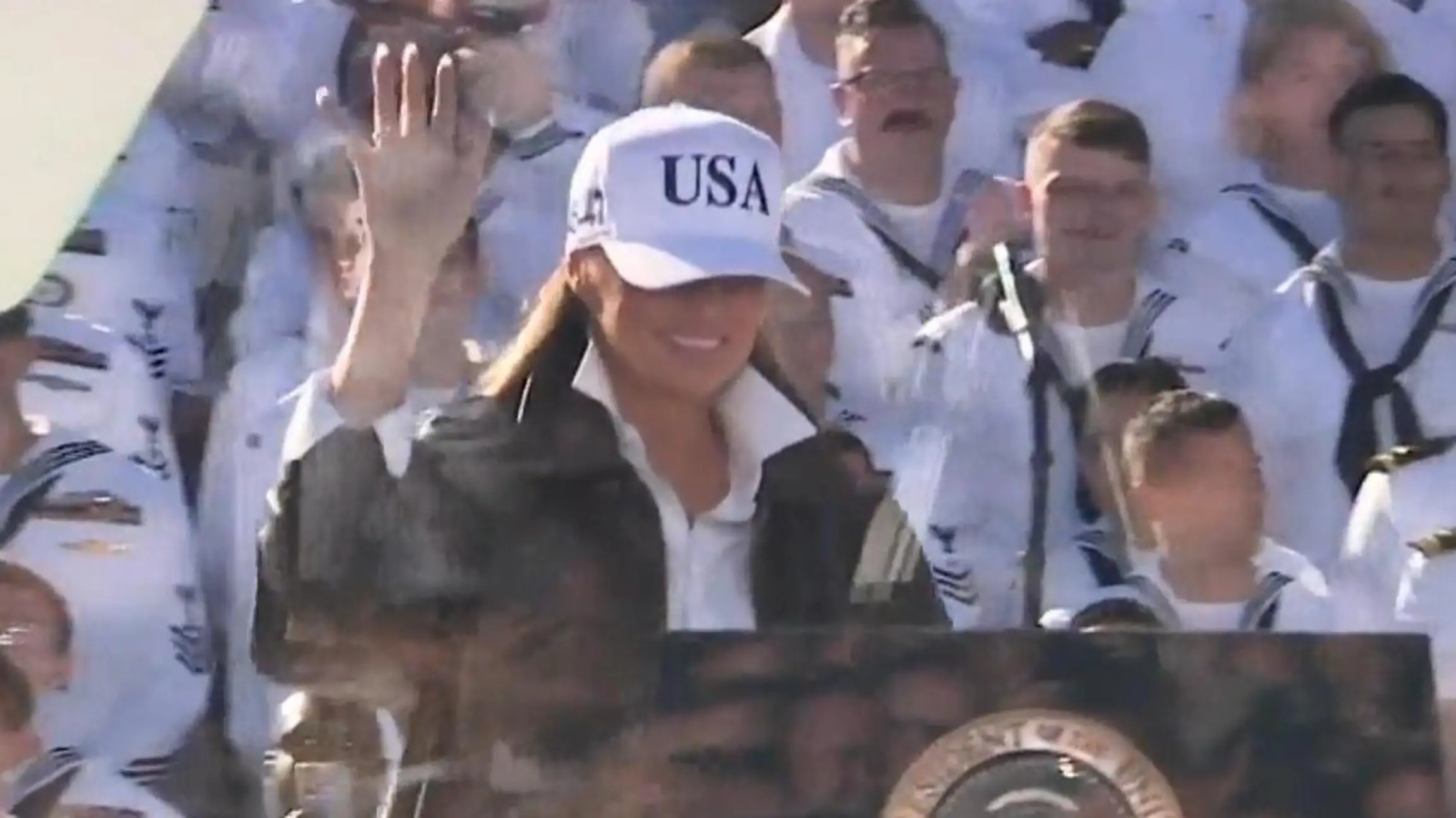Emotionen? Fehlanzeige! So kühl zeigt sich Melania Trump bei der US-Navy Bizarrer Auftritt der First Lady