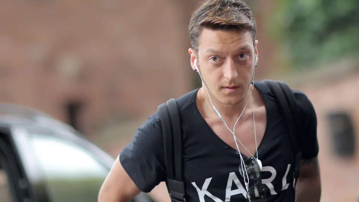Mesut Özil von der Deutschen Fußball-Nationalmannschaft kommt am 05.06.2014 zum Hyatt Regency Hotel in Mainz (Rheinland-Pfalz). Die Nationalmannschaft wird sich nach dem Zusammentreffen auf die WM-Generalprobe gegen Armenien vorbereiten. Foto: Fredrik von Erichsen/dpa +++(c) dpa - Bildfunk+++