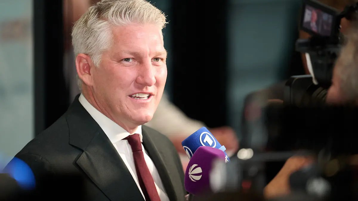 Bastian Schweinsteiger spricht über Florian Wirtz.