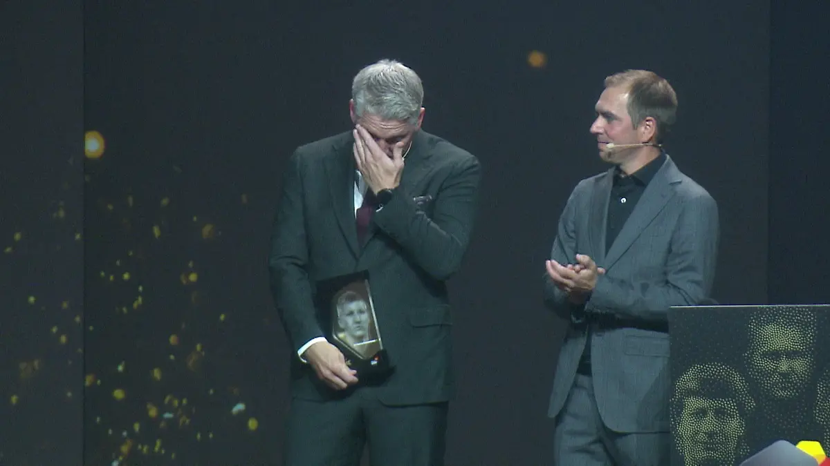 Schweinsteiger bei Preisverleihung zu Tränen geührt Und lustiger Müller-Spruch