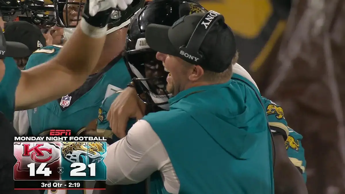 Touchdown über das ganze Feld dreht verrücktes Football-Spiel NFL-Highlights