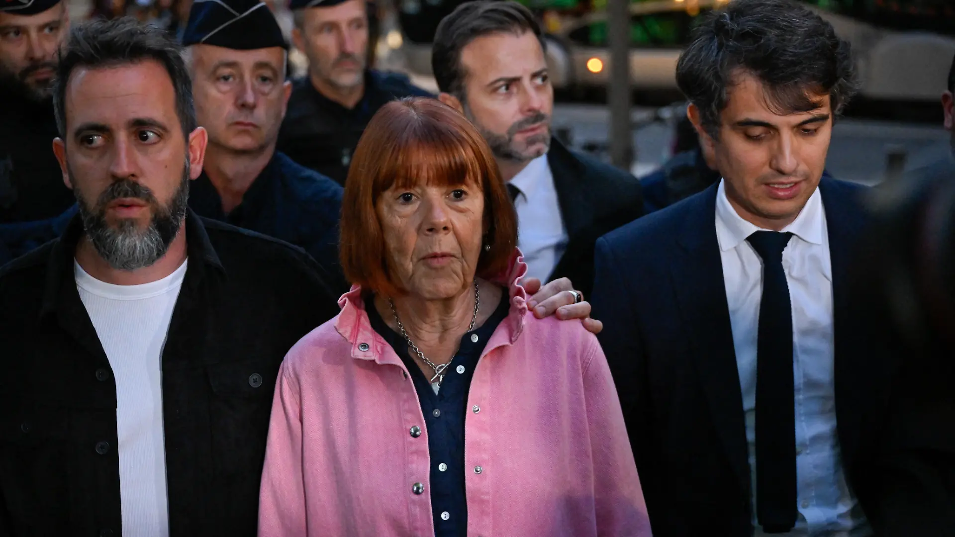 Gisele Pelicot (links ihr Sohn Florian) bei der Ankunft vor Gericht in Nîmes 