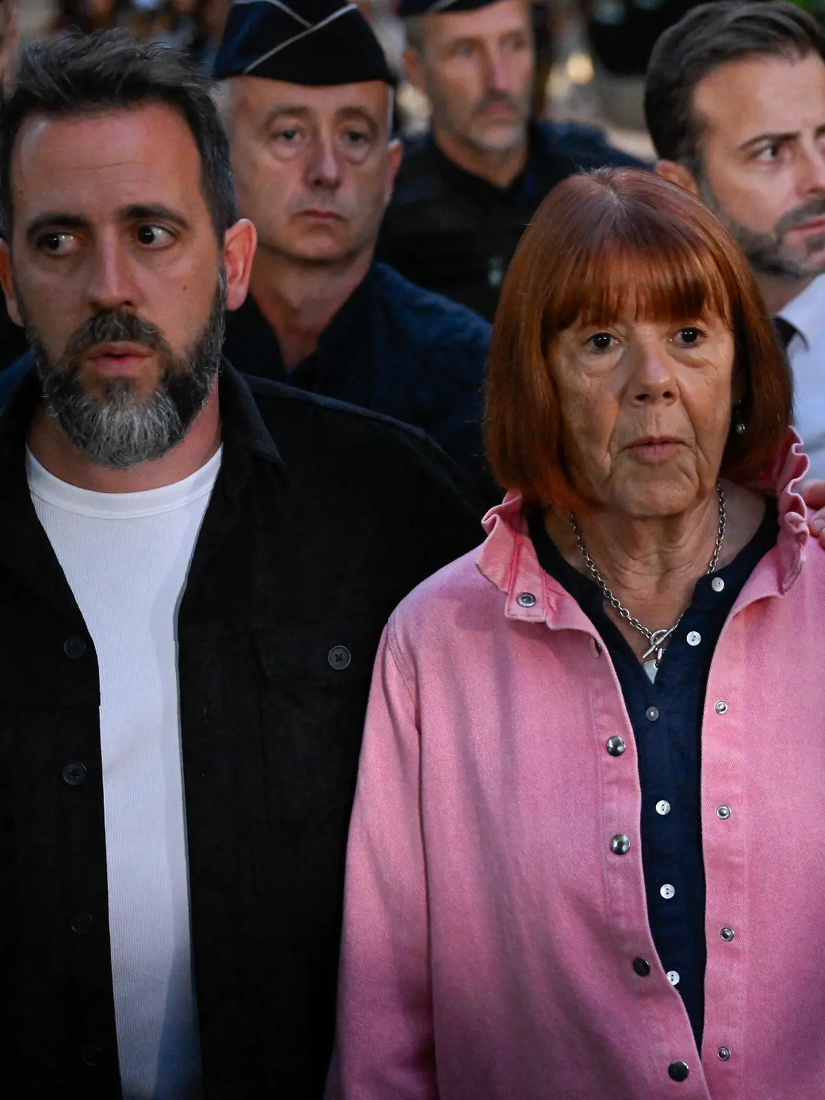 Gisele Pelicot (links ihr Sohn Florian) bei der Ankunft vor Gericht in Nîmes 