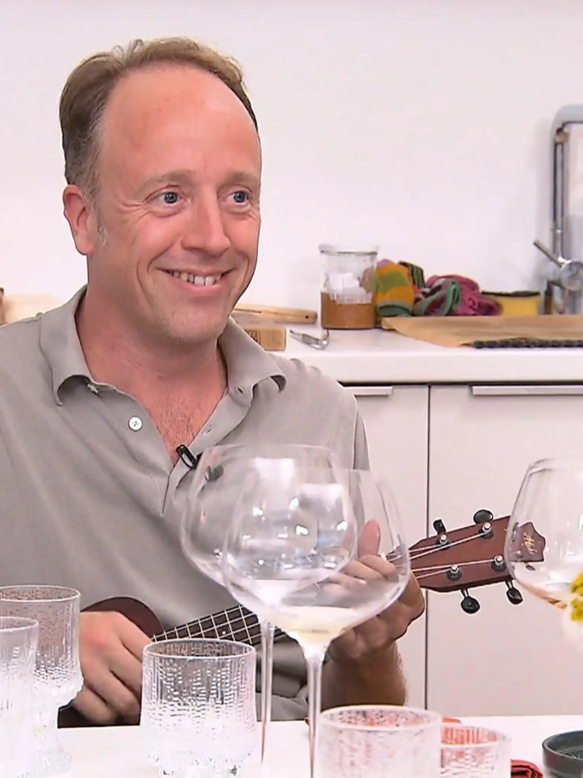 Bild zu: "Nico zaubert mit seiner Ukulele Regenbogen ins Dinner"