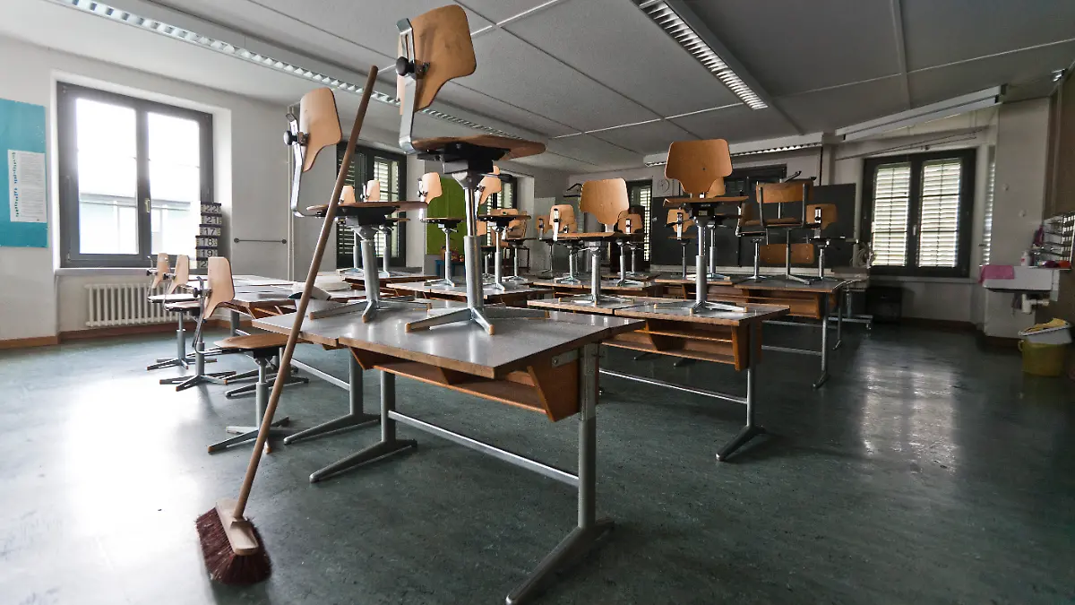 Schüler sollten sich wieder an der Reinigung der Klassenzimmer beteiligen, fordert der Schwäbisch Gmünder Oberbürgermeister Richard Arnold (CDU) angesichts finanzieller Probleme der Kommunen.