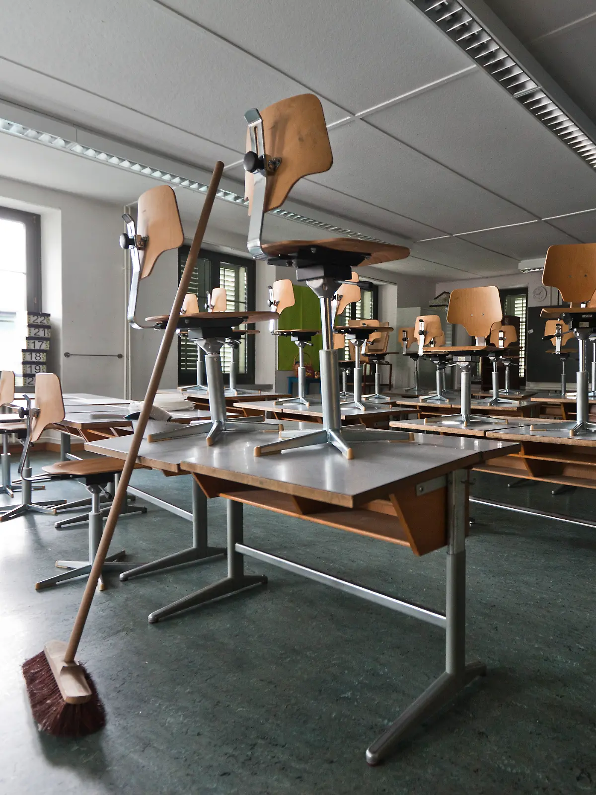 Bild zu: "Schüler sollen Klassenräume selbst putzen – um Geld zu sparen!"