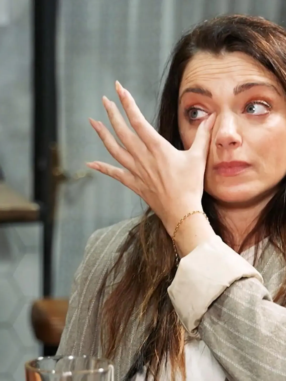 Bild zu: "Warum GZSZ-Star Anne Menden plötzlich mit den Tränen kämpft"