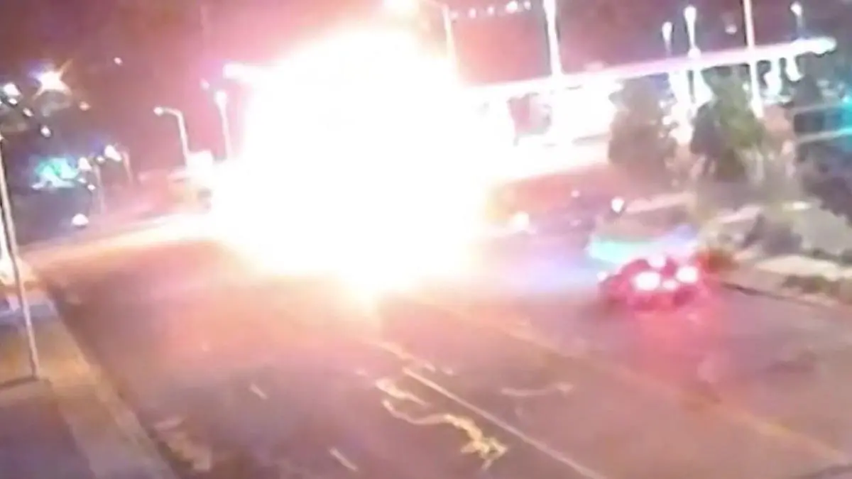 Feuercrash bei Straßenrennen! Polizei rettet Männer aus Flammen-Auto Verfolgungsjagd endet in Explosion