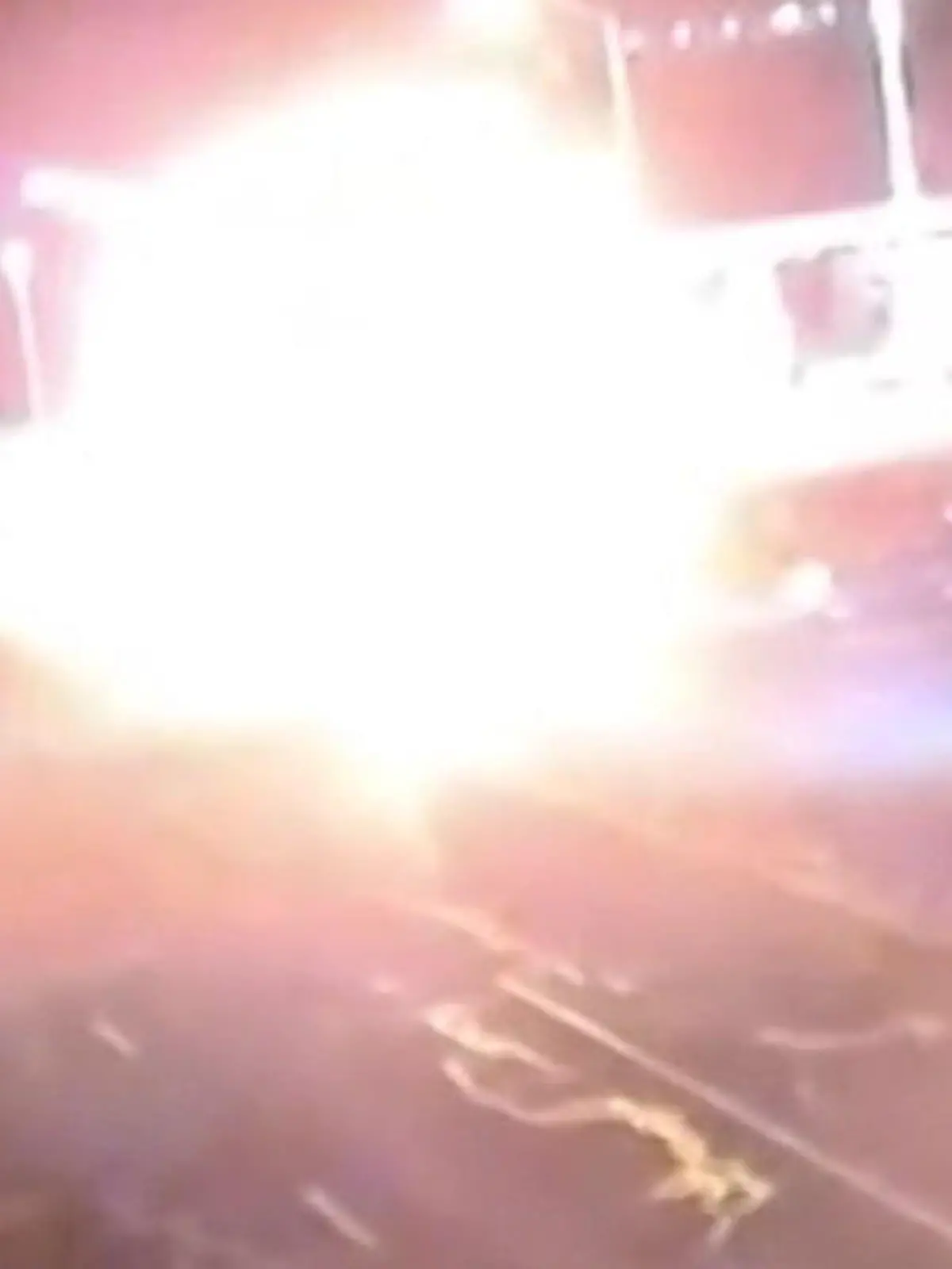 Bild zu: "Feuercrash bei Straßenrennen! Polizei rettet Männer aus Flammen-Auto"