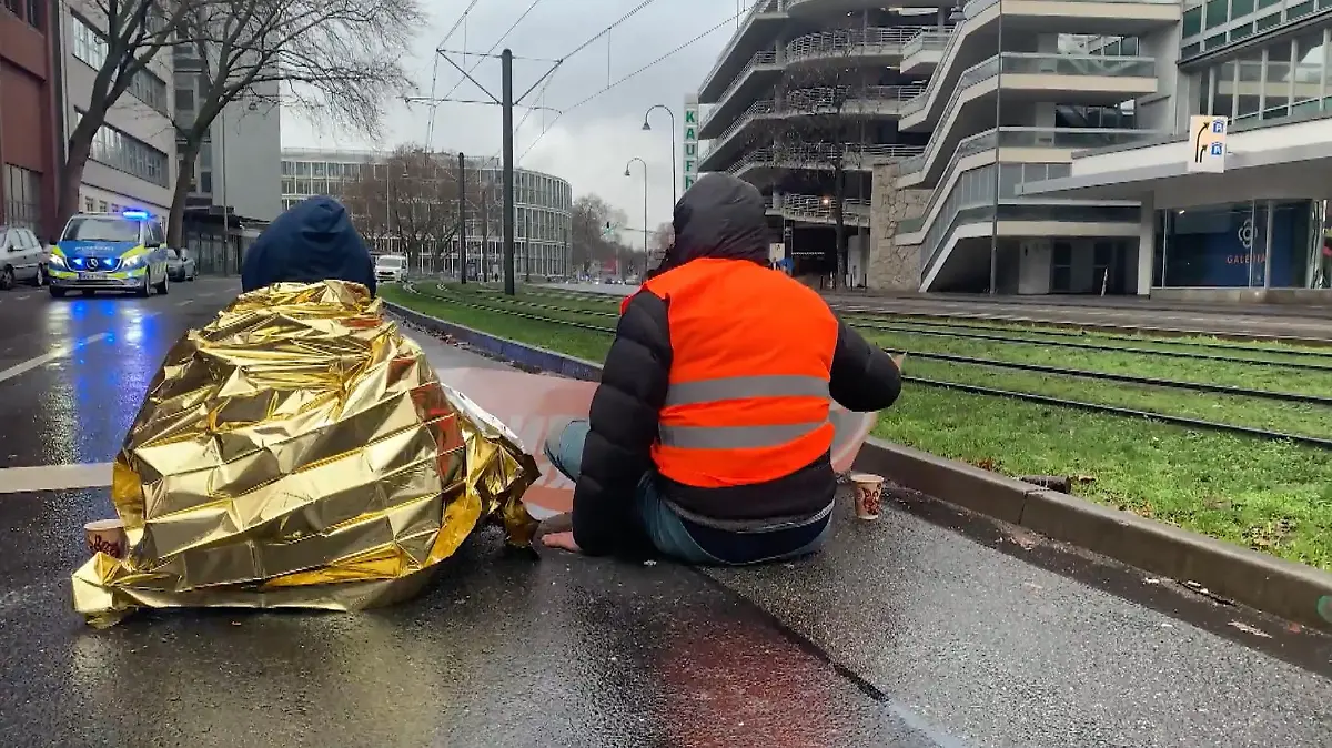 Die Aktivisten blockierten eine Straße in der Kölner Altstadt.