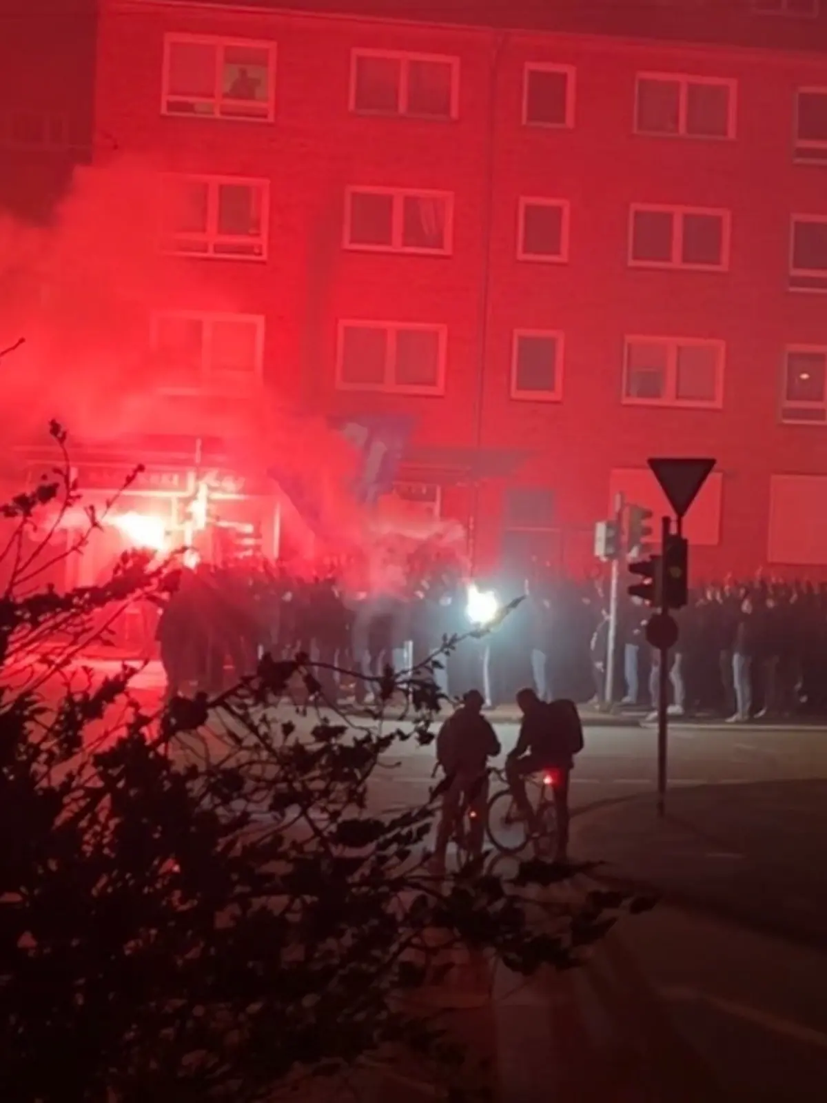 Bild zu: "Roter Rauch und laute Knalle in Kiel! Was ist passiert?"