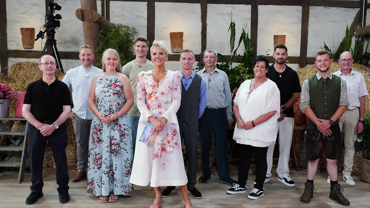 Inka Bause beim Scheunenfest 2025 mit Walter, Daniel, Insa, Friedrich, Christopher, Johann, Simone, Basti, Michi, Herbert (v.l.)